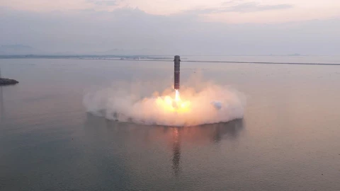 Elon Musk ơi nhìn đi! Trung Quốc lần đầu tiên hạ cánh thành công tên lửa tái sử dụng rồi này!