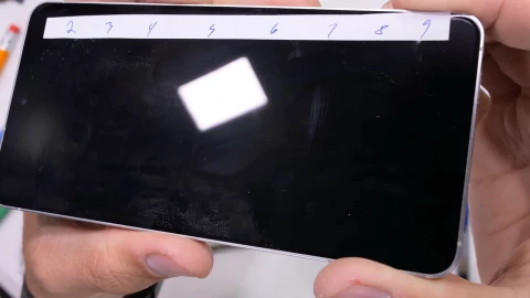 Mỏng 5.8mm, liệu bẻ cong Galaxy S25 Edge có dễ dàng hay không?
