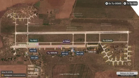 Hình ảnh vệ tinh cho thấy 13 máy bay lớn của Nga đã bị phá hủy, trong đó có 8 chiếc Tu-95