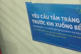 Tại sao phải tắm tráng trước khi xuống bể bơi?