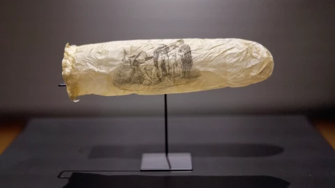 Cận cảnh bao cao su 200 năm trước, có cả hình trang trí "người nhớn" 🔞🔞
