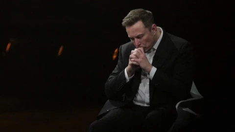 Musk đã bắt đầu bị khuất phục nhờ sự xuất hiện của người bí ẩn