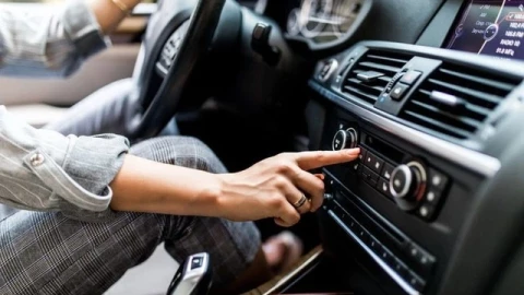 Tại sao không nên lấy gió trong liên tục khi bật điều hòa ô tô?