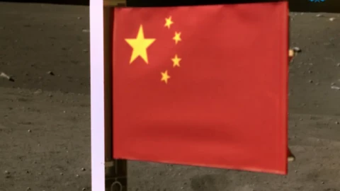 Không phải Mỹ hay Nga, đây mới là nước đầu tiên trên thế giới cắm cờ ở Vùng tối Mặt Trăng