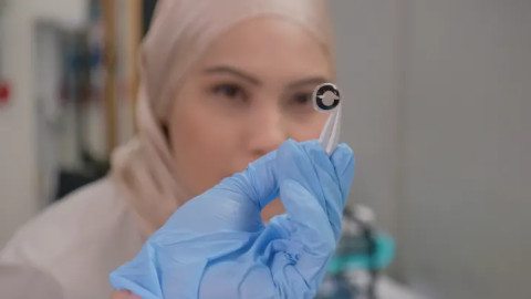 Phát minh loại pin siêu mỏng chỉ bằng 2 sợi tóc con người, kinh ngạc ở phương pháp sạc bằng nước mắt