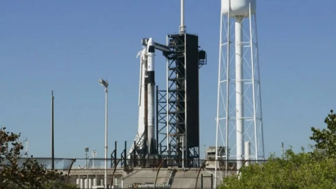 Hàng trăm vệ tinh Starlink của Musk rơi khỏi quỹ đạo. Chuyện gì đã xảy ra?