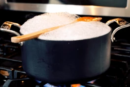 Vì sao nhiều người đặt muỗng gỗ lên miệng nồi khi nấu ăn?