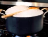 Vì sao nhiều người đặt muỗng gỗ lên miệng nồi khi nấu ăn?