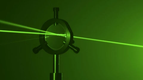 YouTuber chế tạo súng laser mạnh đến mức đốt cháy cả đồng xu