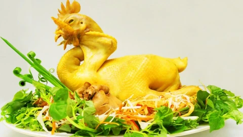 Cách luộc gà ngon, vàng ruộm mà không bị nứt da