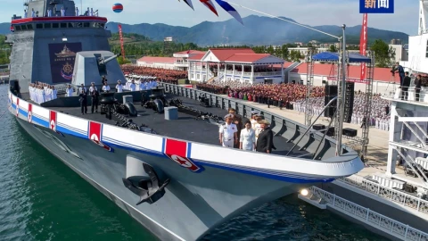 Kim Jong-Un cho sửa chữa tàu khu trục gặp tai nạn, cho rằng Hoa Kỳ đang "khiêu khích"