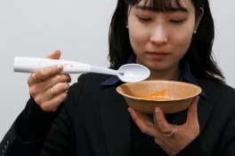 Độc lạ Nhật Bản: ra mắt chiếc thìa muối điện giúp tăng vị mặn của thực phẩm, khỏi cần cho thêm muối thật