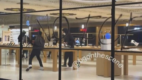 Apple khiến hàng loạt iPhone bị "hôi của" biến thành "cục gạch", cảnh sát bắt giữ nhiều đối tượng