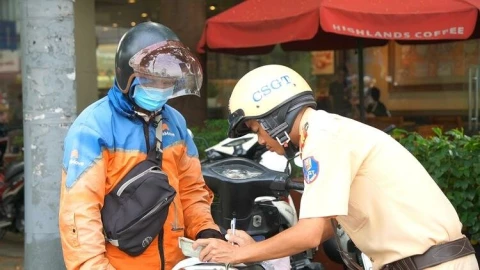 Gần 1.200 tài xế xe ôm công nghệ,  shipper bị phạt trong 30 ngày, vượt đèn đỏ và đi ngược chiều là hai lỗi phổ biến nhất
