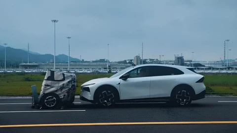 Mẫu xe điện Trung Quốc vượt qua bài kiểm tra phanh khẩn cấp tự động ở tốc độ 130 km/h