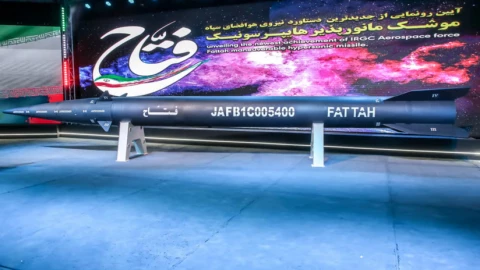 Thông tin chi tiết về Fattah - tên lửa đạn đạo siêu thanh đầu tiên của Iran