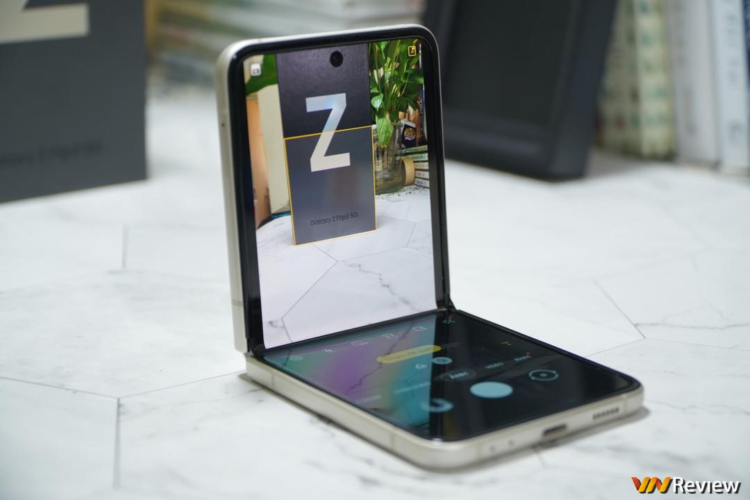 Trên tay Z Flip 3: lột xác về thiết kế đi kèm nhiều cải tiến đáng giá