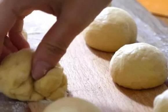 Cách làm bánh mì bằng nồi cơm điện cực đơn giản: Chỉ với 1 bát bột và 4 quả trứng