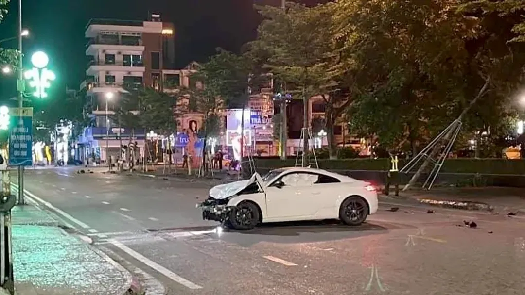 thumbnail - Clip tai nạn ở Bắc Giang: tài xế Audi chạy tốc độ "bàn thờ" tông 3 người trong một gia đình tử vong