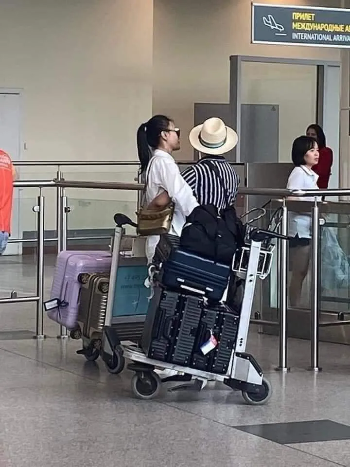 Bắt gặp Shark Bình có hình ảnh thân mật ở sân bay với diễn viên nổi tiếng
