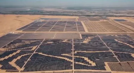 thumbnail - Cận cảnh trang trại điện mặt trời khổng lồ trên sa mạc Trung Quốc