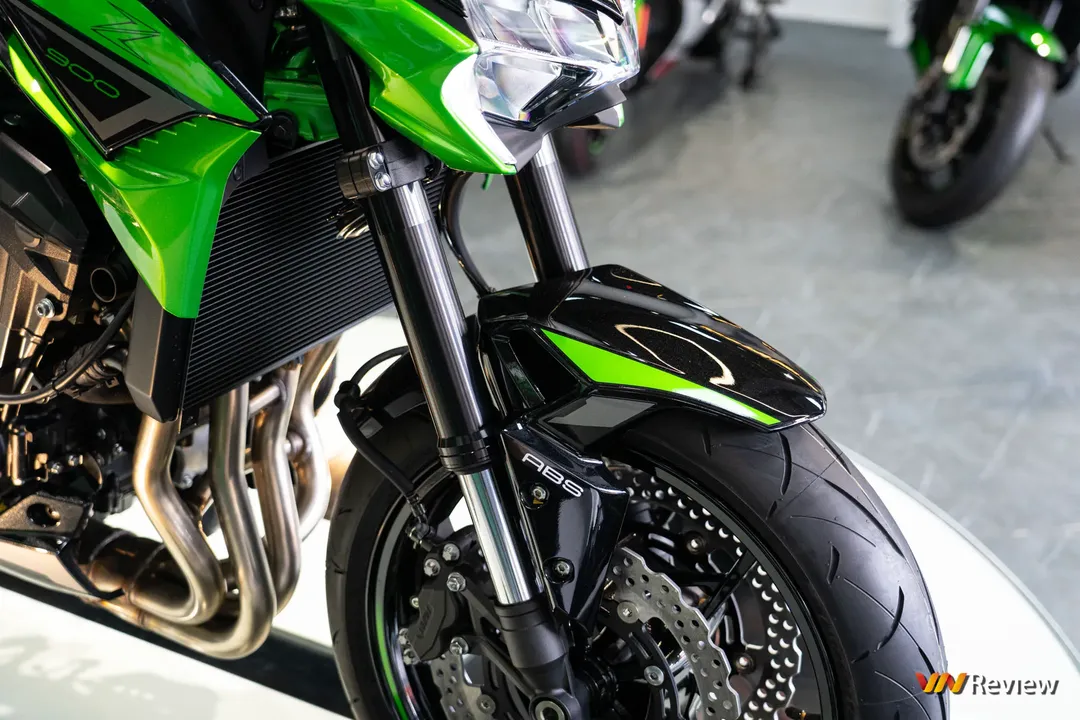 Soi chi tiết Kawasaki Z900 ABS 2022 đầu tiên tại Hà Nội