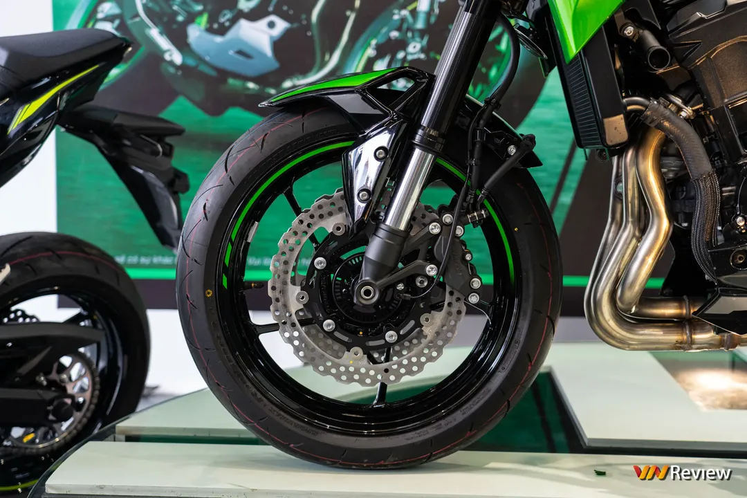 Soi chi tiết Kawasaki Z900 ABS 2022 đầu tiên tại Hà Nội