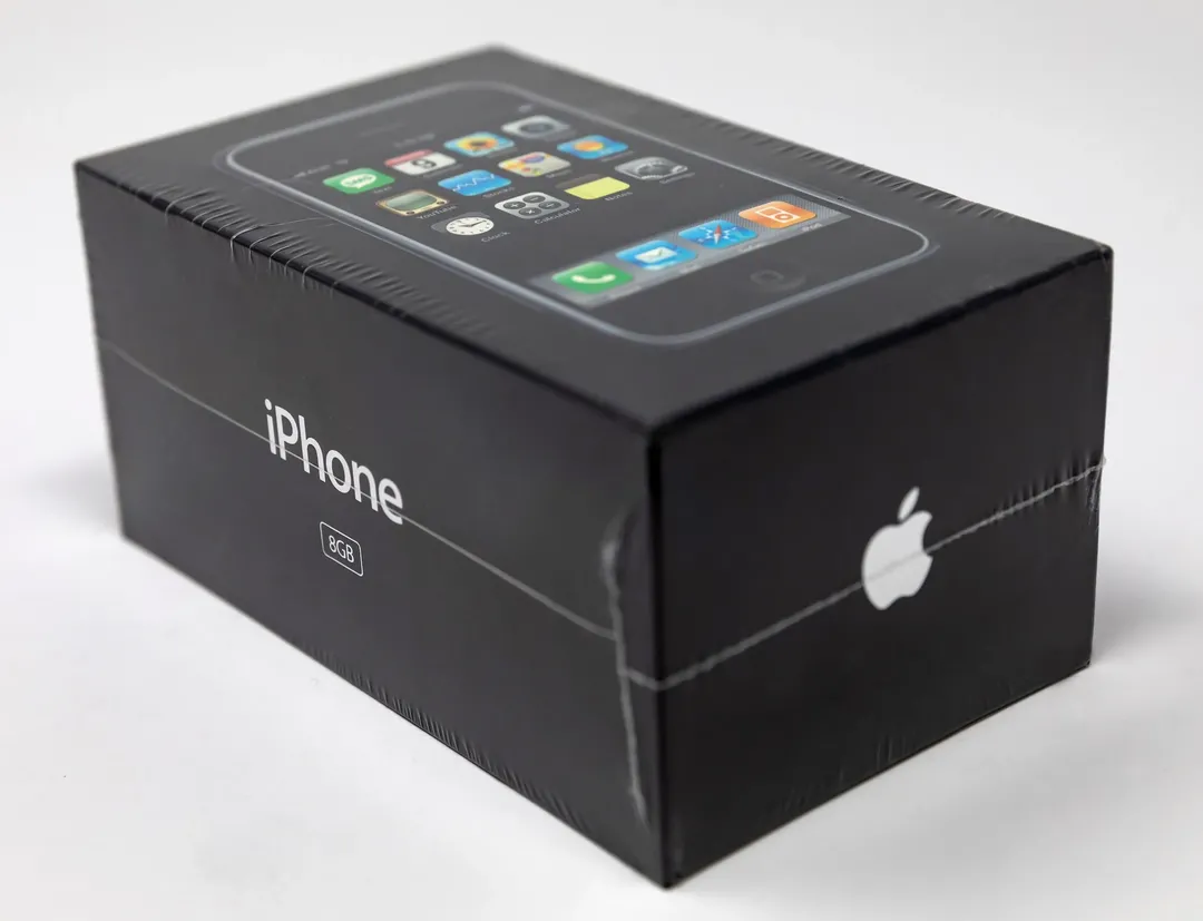 iPhone đời đầu "nguyên seal" được bán với giá gần 1 tỷ
