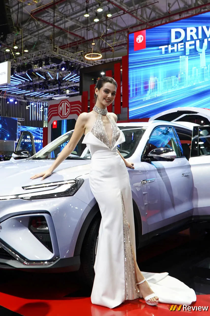 Bóng hồng Việt so dáng cùng mẫu Tây tại Vietnam Motor Show 2022