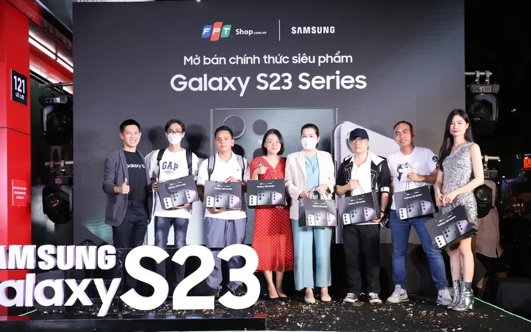 Chỉ sau 1 giờ mở bán, FPT Shop giao 500 máy Galaxy S23 Series cho khách hàng