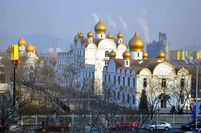 Chuyện thường ở Trung Quốc: tháp Eiffel, tượng Nhân Sư,  Điện Kremlin, tàu Titanic,... cái gì cũng có bản sao bản chép