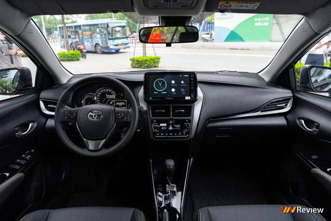 Toyota Vios 2023 lộ diện tại đại lý: Bổ sung lẫy chuyển số, gói an toàn TSS