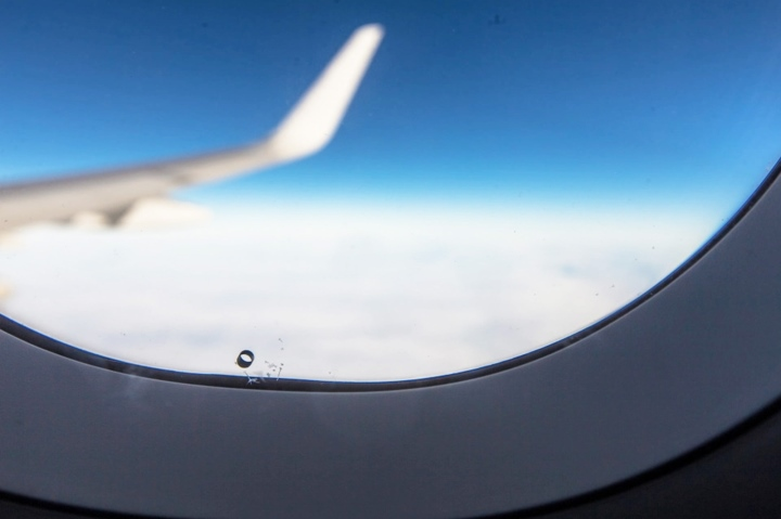 Cái lỗ nhỏ nhỏ trên cửa sổ máy bay để làm gì?