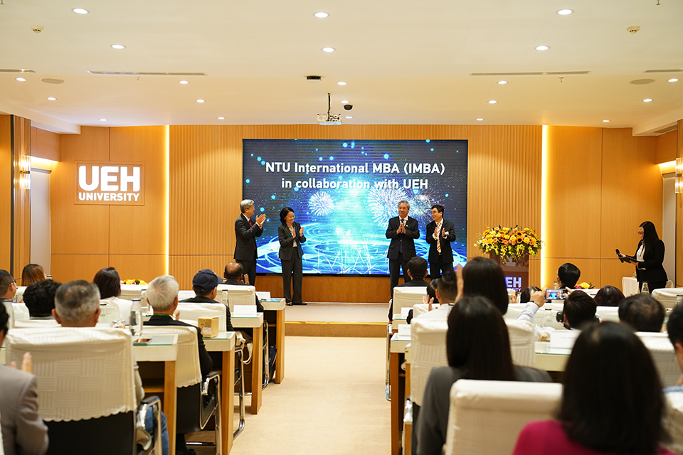 Đại học Kinh tế TP.HCM bắt tay đại học Singapore đào tạo MBA quốc tế ở Việt Nam