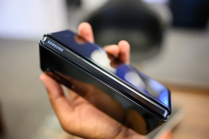 Smartphone gập đầu tiên của Samsung chính thức thành đồ cổ