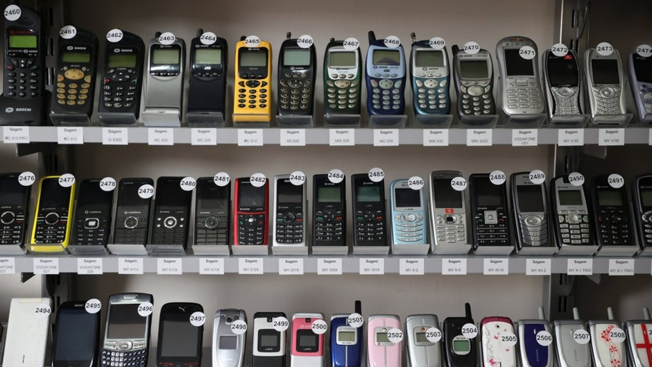 Lóa mắt với bộ sưu tập điện thoại di động lớn nhất thế giới