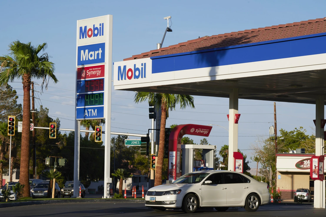 Giá xăng tại Mỹ giảm mạnh nhất trong 2 năm qua