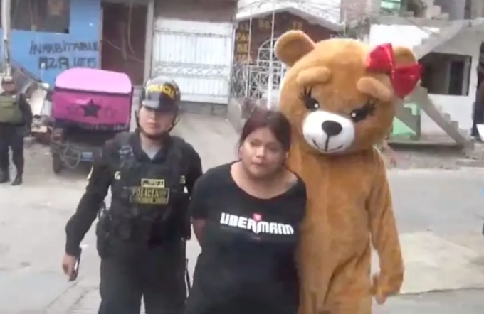 Cảnh sát vờ tỏ tình, mặc đồ gấu bông tặng quà Valentine để tóm gọn tội phạm