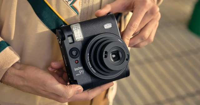 Fujifilm ra mắt máy ảnh chụp lấy ngay Instax Mini 99: Phong cách retro không lẫn đi đâu được, mua tặng các chị em thì hết ý