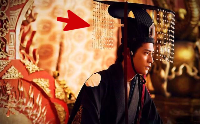 Vì sao trang phục hoàng đế xưa có rèm cửa ở trên mũ?