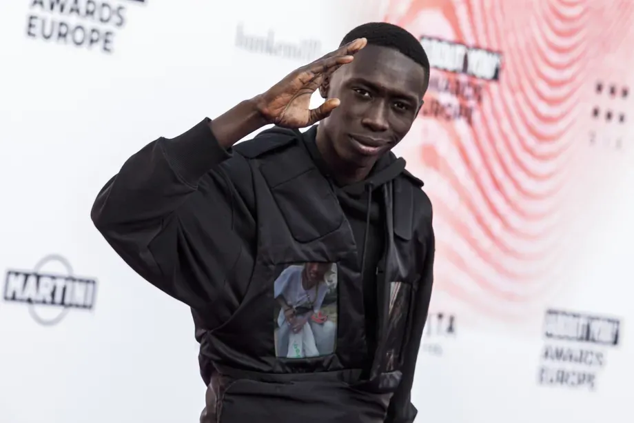 Đêm qua, thanh niên Senegal 22 tuổi trở thành TikToker được theo dõi nhiều nhất thế giới