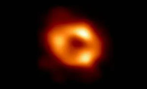 thumbnail - Đây là bức ảnh đầu tiên về lỗ đen siêu lớn ở trung tâm Dải Ngân hà cách con người 27.000 năm ánh sáng