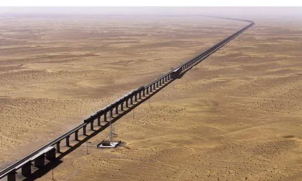 thumbnail - Trung Quốc hoàn thành tuyến đường sắt quanh sa mạc đầu tiên trên thế giới ở Tân Cương
