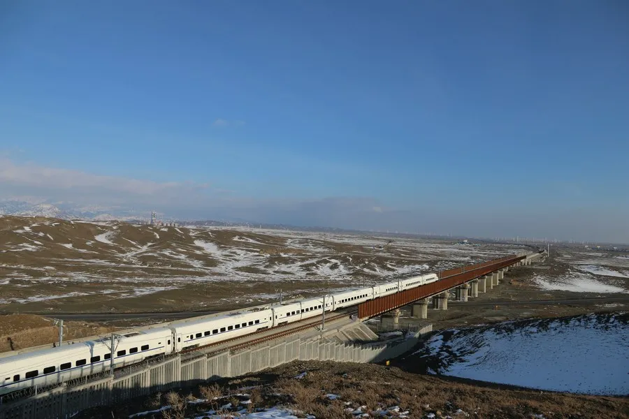 Cách Trung Quốc làm đường sắt chống chọi bão cát, gió liên tục dịch chuyển