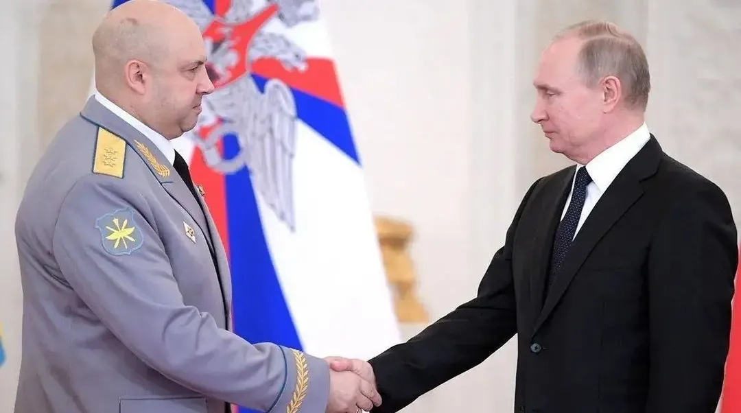 Tổng tư lệnh Quân đội Nga lần đầu tiên đáp trả "tình trạng nguy cấp" của Kherson, và vào thời điểm quan trọng, ông Putin đã chọn đối mặt với vấn đề