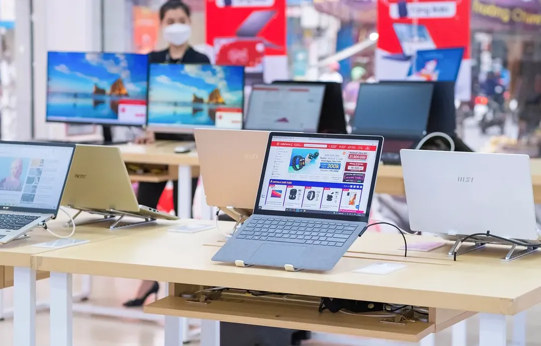 Laptop tại Việt Nam liên tục giảm giá hàng chục triệu đồng nhưng vẫn “ế”