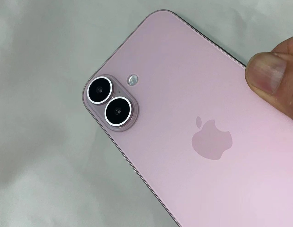 iPhone 16 lộ diện rõ nét qua ảnh thực tế, bản 16 Pro Max năm nay sẽ có thiết kế siêu to khổng lồ