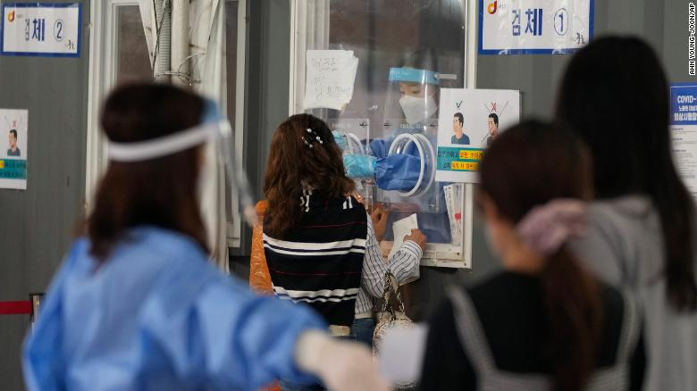 Hàn Quốc lên kế hoạch nới lỏng giãn cách dù số ca nhiễm Covid-19 vẫn cao kỷ lục