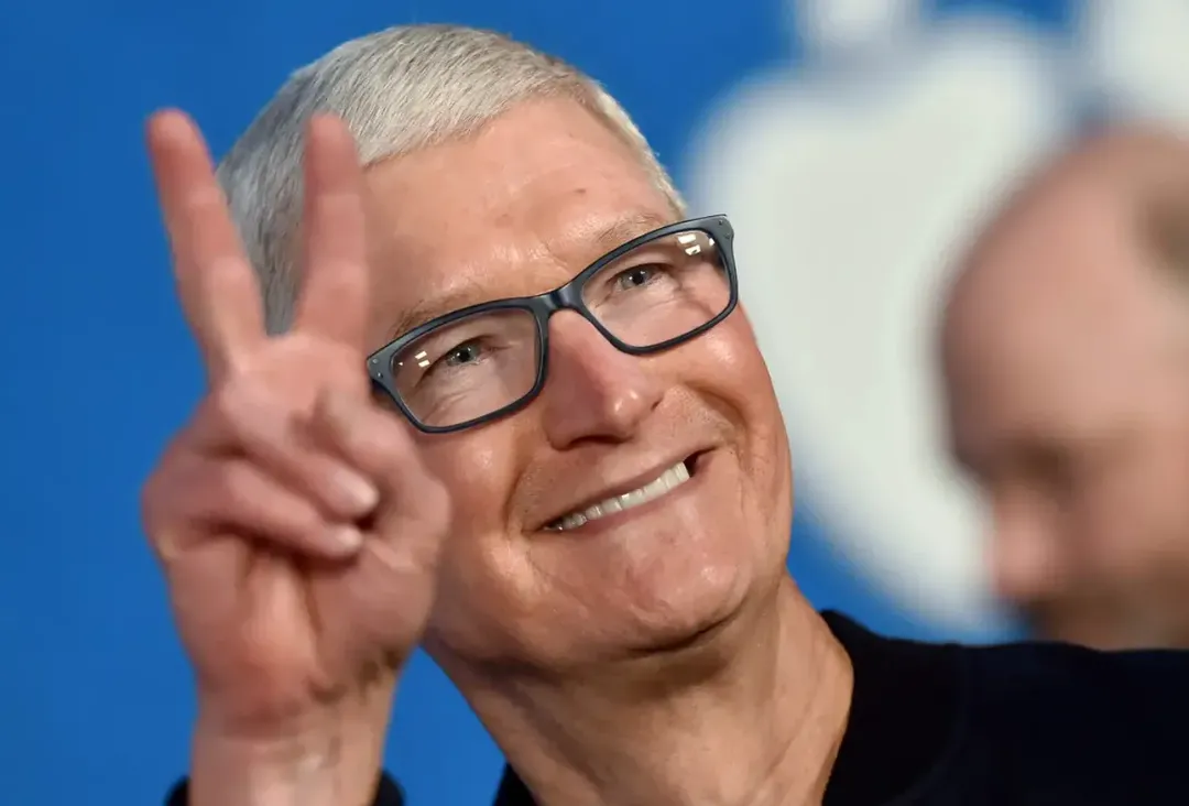 Thu nhập của Tim Cook năm 2021 bằng cỡ binh đoàn của Apple cộng lại