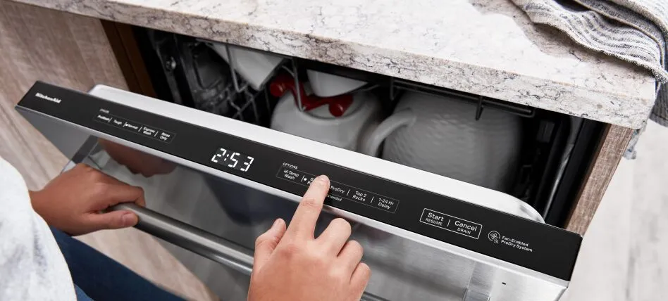 Vì sao máy rửa bát lại chạy êm, kể cả tiếng phun nước lên bát đĩa cũng khó thấy?